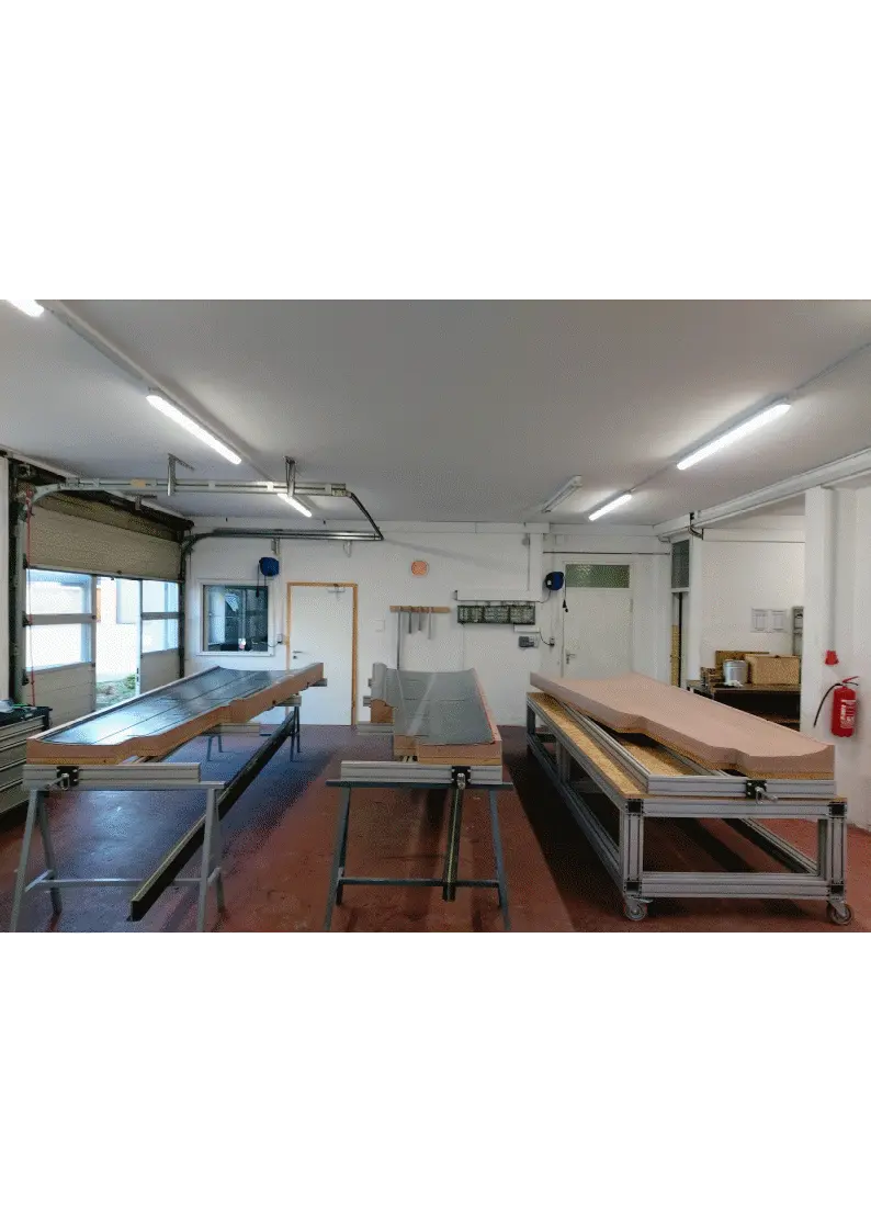 Die ersten Schritte bei der Herstellung einer Tragfläche in Sandwichbauweise.Die Außenschalen bestehen aus Kohlefaserlaminat. Bei der Sandwichbauweise werden Werkstoffe mit verschiedenen Eigenschaften in Schichten zu einem Bauteil oder Halbzeug Zusammengesetzt. Ein großer Vorteil einer Sandwichbauweise ist eine Gewichtseinsparung, da der Kern des Bauteils aus leichtem Material wie Schaumstoff besteht.